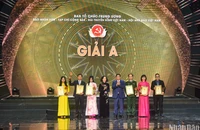 Thủ tướng Phạm Minh Chính và Thường trực Ban Bí thư Trương Thị Mai trao giải A cho các tác giả, đại diện nhóm tác giả đoạt giải. (Ảnh: NHẬT QUANG)