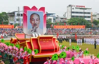 Xe rước ảnh chân dung Chủ tịch Hồ Chí Minh tiến vào lễ đài trong Lễ kỷ niệm 70 năm Chiến thắng Điện Biên Phủ.