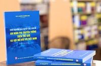 Cuốn sách "Kinh nghiệm giải quyết các vấn đề an ninh phi truyền thống trên thế giới và gợi mở đối với Việt Nam" vừa được Nhà xuất bản Chính trị quốc gia Sự thật ấn hành.