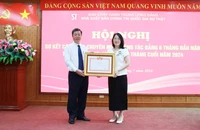 PGS,TS Vũ Trọng Lâm, Bí thư Đảng ủy, Giám đốc-Tổng Biên tập Nhà xuất bản Chính trị quốc gia Sự thật trao tặng Danh hiệu "Chiến sĩ Thi đua toàn quốc" cho đồng chí Nguyễn Hoài Anh, Phó Giám đốc-Phó Tổng Biên tập Nhà xuất bản.