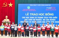 Trao học bổng cho học sinh nghèo hiếu học thành phố Vĩnh Yên.