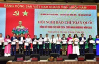 Đồng chí Lê Quốc Minh, Ủy viên Trung ương Đảng, Tổng Biên tập Báo Nhân Dân, Phó Trưởng Ban Tuyên giáo Trung ương, Chủ tịch Hội Nhà báo Việt Nam và đồng chí Nguyễn Mạnh Hùng, Ủy viên Trung ương Đảng, Phó Trưởng Ban Tuyên giáo Trung ương, Bộ trưởng Thông tin và Truyền thông trao chứng nhận cho các đơn vị đạt mức Xuất sắc chuyển đối số báo chí 2024, trong khuôn khổ Hội nghị Báo chí toàn quốc 2024 tại TP Cần Thơ ngày 16/12.
