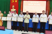 Đại diện tập thể có thành tích xuất sắc trong công tác giáo dục và đào tạo nhận Bằng khen của Ủy ban nhân dân tỉnh Trà Vinh.
