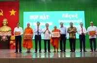 Các vị chức sắc, người có uy tín vùng đồng bào dân tộc thiểu số tỉnh Trà Vinh nhận quà của Bộ Dân tộc và Tôn giáo.