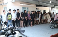 Các đối tượng dương tính với chất ma túy được mời về cơ quan công an làm việc.