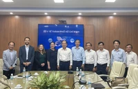 Đoàn của Tổng Lãnh sự quán Vương quốc Anh tại Thành phố Hồ Chí Minh, Bộ Kinh Doanh và Thương mại thuộc Vương Quốc Anh chụp ảnh lưu niệm cùng Ban Giám đốc Sở Y tế Thành phố Hồ Chí Minh (Ảnh: Sở Y tế Thành phố Hồ Chí Minh)