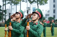 Hàng ngũ chỉnh tề, bước chân đều, cánh tay đánh dứt khoát thể hiện sự tự tin, niềm tin vững chắc của các chiến sĩ sau những tháng ngày huấn luyện
