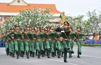 Các khối duyệt đội ngũ tại Lễ ra quân huấn luyện. (Ảnh: HỮU TÂN)