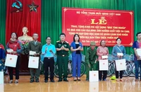 Thừa ủy quyền của Thiếu tướng Phạm Trường Sơn, Ban chỉ huy Quân sự huyện A Lưới cùng các đơn vị tặng quà cho thân nhân các gia đình nạn nhân bị nhiễm chất độc da cam/dioxin trên địa bàn.