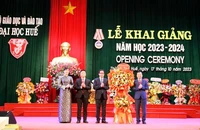 Đồng chí Lê Trường Lưu, Ủy viên Trung ương Đảng, Bí thư Tỉnh ủy, Chủ tịch Hội đồng nhân dân tỉnh, Trưởng đoàn đại biểu Quốc hội tỉnh tặng hoa chúc mừng Đại học Huế tại lễ khai giảng.