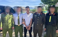 Đối tượng Trần Đông Lập (áo trắng) đã bị bắt lực lượng chức năng bắt giữ tại huyện A Lưới, tỉnh Thừa Thiên Huế.