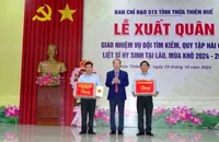 Ban Chỉ đạo 515 tỉnh Thừa Thiên Huế tặng quà động viên cán bộ, nhân viên Đội 192 trước lúc lên đường.