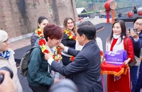 Chủ tịch Ủy ban nhân dân thành phố Huế Nguyễn Văn Phương tặng hoa, quà cho các du khách quốc tế tham quan Di sản Huế ngày đầu năm mới.