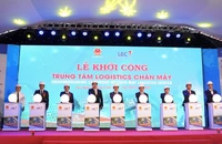 Lãnh đạo thành phố Huế và Tập đoàn LEC thực hiện nghi thức bấm nút khởi công dự án.