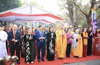 Các đại biểu dâng hương tưởng niệm Hai Bà Trưng.