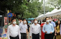 Bí thư Thành ủy Hà Nội Đinh Tiến Dũng tham quan hoạt động của Phố Sách.