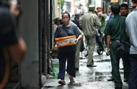 Người dân tiếp tế các lực lượng tham gia chữa cháy và những người bị nạn.