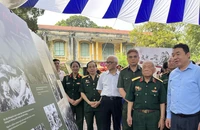 Các đại biểu cùng nhau ôn lại ký ức về đường Trường Sơn.
