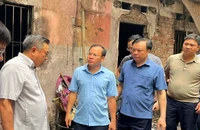 Bí thư Thành ủy Hà Nội Đinh Tiến Dũng và Chủ tịch Ủy ban nhân dân thành phố Hà Nội Trần Sỹ Thanh kiểm tra hiện trường vụ cháy. (Ảnh: Hải Hà)