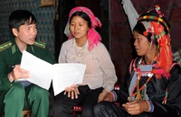 Cán bộ Ðồn Biên phòng Ka Lăng (Lai Châu) đến nhà người dân tuyên truyền phòng chống mua bán người. (Ảnh LÂM THANH)