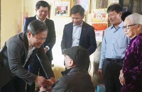 Bí thư Tỉnh ủy Quảng Bình Vũ Ðại Thắng thăm, tặng quà người có công ở huyện Lệ Thủy.