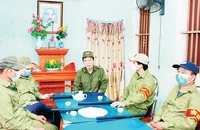 Các thành viên "Ðội tự quản về an ninh trật tự tại Khu dân cư" xã Tự nhiên, huyện Thường Tín hội ý về công tác trên địa bàn. (Ảnh HỒNG SƠN)