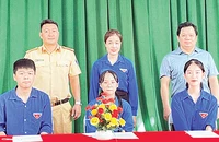 Các em học sinh Trường THPT Đồng Bành chuẩn bị ký cam kết không vi phạm ATGT, tham gia giao thông an toàn. (Ảnh Cường Thành)