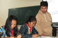  Hơn 90% số học sinh nữ người dân tộc H’Mông các vùng khó khăn của tỉnh Sơn La được đi học.