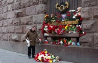 Người dân tại St.Petersburg đặt hoa tưởng niệm các nạn nhân vụ tấn công tại Nga. (Ảnh: TÂN HOA XÃ)
