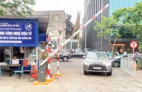 Một điểm trông giữ xe hạn chế dùng tiền mặt trên phố Trần Quang Khải.