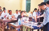 Đồng bào dân tộc thiểu số huyện Nậm Pồ tham gia lớp đào tạo nghề may công nghiệp.