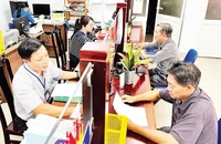 Người dân đến làm thủ tục hành chính tại Phường 6, Quận Bình Thạnh.