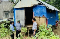 Cán bộ huyện Vân Canh, tỉnh Bình Định vận động người dân xóa bỏ nhà tạm, nhà dột nát.