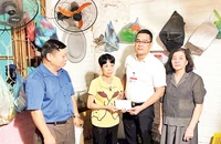 Lãnh đạo phường Thanh Xuân Trung trao hỗ trợ các hộ gia đình có hoàn cảnh khó khăn đã bàn giao mặt bằng từ Quỹ vận động của phường. (Ảnh Hồng Thái)