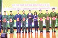 Lãnh đạo quận Thanh Khê (Đà Nẵng) trao quà tặng quân nhân xuất ngũ. (Ảnh PHƯƠNG KIẾM)