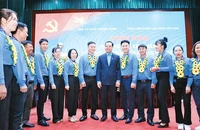 Chủ tịch Tổng Liên đoàn Lao động Việt Nam Nguyễn Đình Khang gặp gỡ các điển hình tại Hội nghị biểu dương công nhân lao động tiêu biểu là đảng viên Đảng Cộng sản Việt Nam lần thứ I-2025. (Ảnh HẢI NGUYỄN)