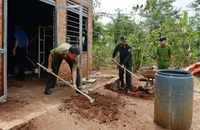 Công an huyện Cư Kuin (tỉnh Đắk Lắk) hỗ trợ hoàn thiện nhà cho người dân. (Ảnh Minh Nhật)