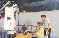 Các nhà khoa học vận hành kính thiên văn quang học tại Trung tâm Khám phá khoa học và Đổi mới sáng tạo.