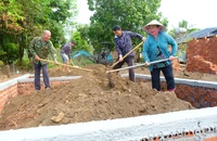 Chị Nguyễn Hồng Phúc ở khu phố Thanh Bình, thị trấn Thanh Hòa, huyện Bù Đốp cùng người thân góp thêm tiền và ngày công để xây dựng ngôi nhà mới khang trang hơn.