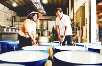 Nghề làm bột gạo tươi của cơ sở sản xuất bột gạo Tư Nương, Phường 2, thành phố Sa Đéc.