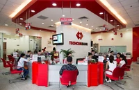 Giao dịch khách hàng tại Techcombank.