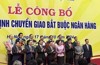 Các đại biểu tham dự Lễ chuyển giao bắt buộc ngân hàng.