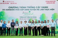Các đại biểu tham dự sự kiện chụp ảnh lưu niệm.