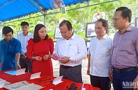 Phó Chủ tịch Ủy ban nhân dân tỉnh Cà Mau Nguyễn Minh Luân (đeo kính) tham quan các hiện vật trưng bày vừa tiếp nhận.
