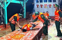Cán bộ, chiến sĩ Đồn Biên phòng Sông Đốc thuộc Bộ đội Biên phòng Cà Mau hỗ trợ, chăm sóc ngư dân gặp nạn trên biển.