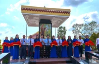 Đại diện lãnh đạo tỉnh Cà Mau cùng các sở, ngành và cấp ủy, chính quyền địa phương cắt băng khánh thành Di tích “Bia kỷ niệm Bác Hồ với cây vú sữa miền Nam”.