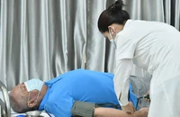 Đội ngũ y, bác sĩ Trại tạm giam số 1 Công an thành phố Hà Nội theo dõi sức khỏe định kỳ cho can phạm. (Ảnh: Thủy Nguyên)
