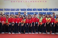 Học sinh hai nước chụp ảnh lưu niệm tại chương trình. (Ảnh SƠN TÙNG)
