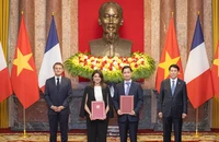 Chủ tịch nước Lương Cường và Tổng thống Pháp Emmanuel Macron chứng kiến Lễ trao văn kiện hợp tác giữa Việt Nam và Pháp trên nhiều lĩnh vực quan trọng.
