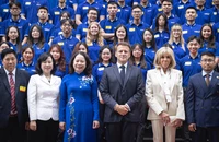 Phó Chủ tịch nước Võ Thị Ánh Xuân cùng Tổng thống Pháp Emmanuel Macron và Phu nhân chụp ảnh chung với cán bộ, giảng viên, sinh viên Trường đại học Khoa học và Công nghệ Hà Nội.